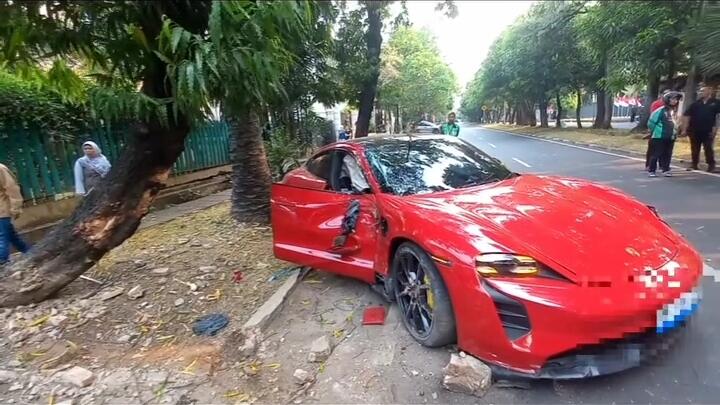 Seruduk Honda HRV, Porsche Taycan Milik Papi Rungkad