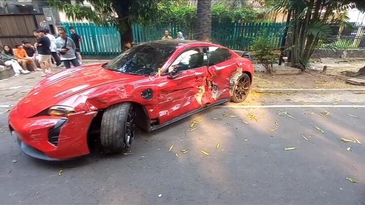 Seruduk Honda HRV, Porsche Taycan Milik Papi Rungkad