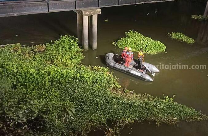 Seorang Pria Surabaya Lompat ke Sungai, Tinggalkan Karung Goni