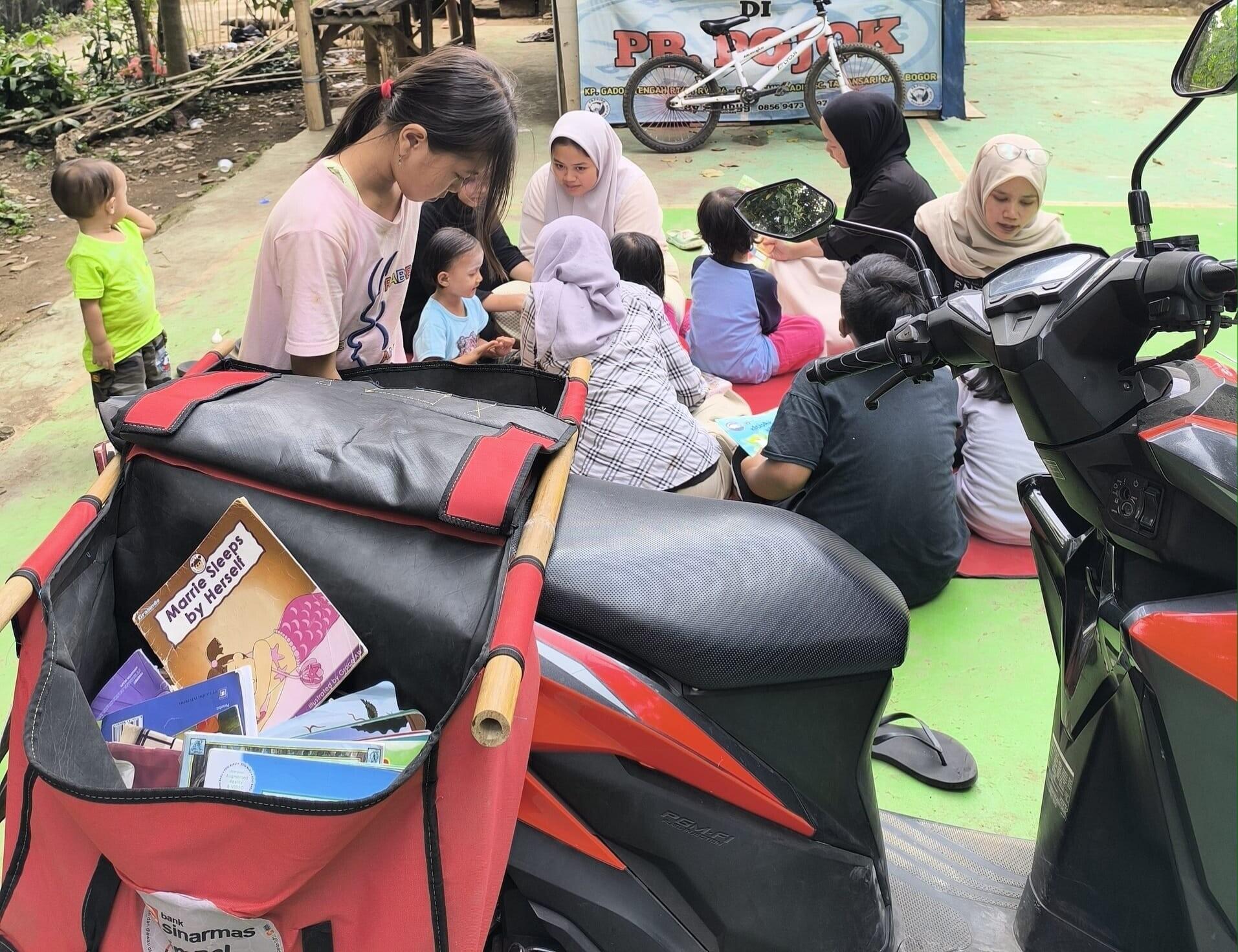 Kisah Anak-anak yang Berjuang Membaca Buku di Kaki Gunung Salak