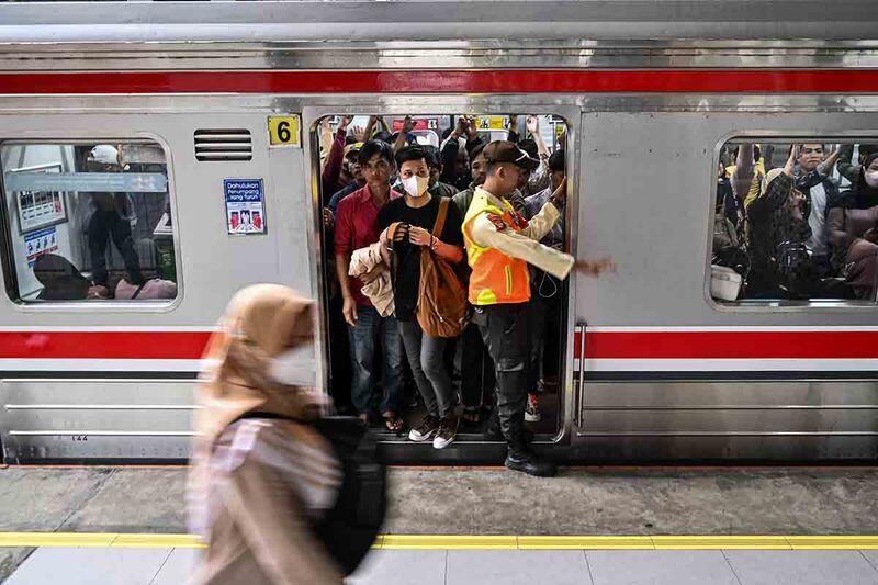 DPR Minta Pemerintah Pertahankan Subsidi BBM dan Tarif KRL