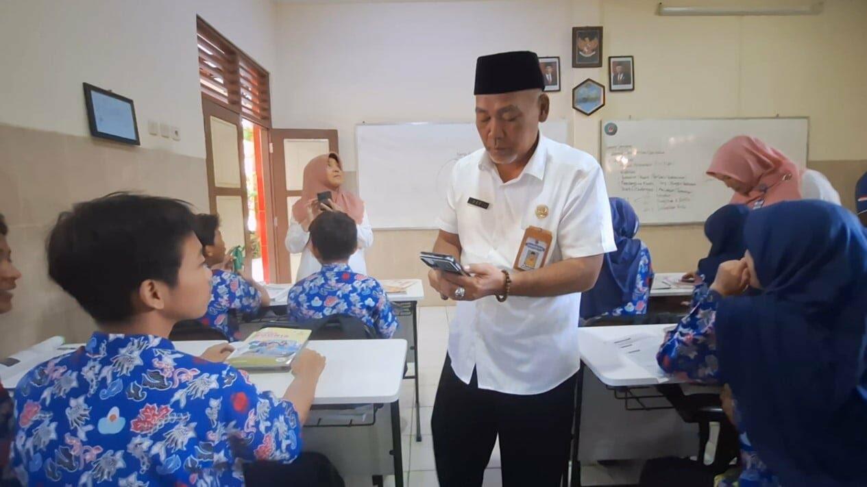 Viral Video Mesum Siswi SMP di Kalangan Pelajar Brebes, Guru Razia HP!