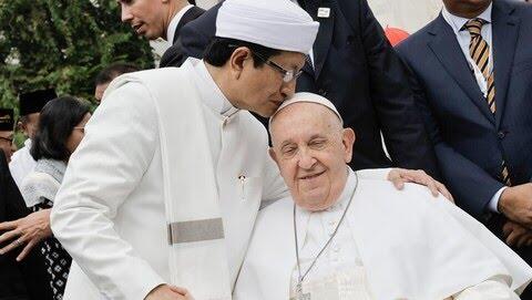 Momen Haru Imam Besar Masjid Istiqlal Cium Kening Paus Fransiskus