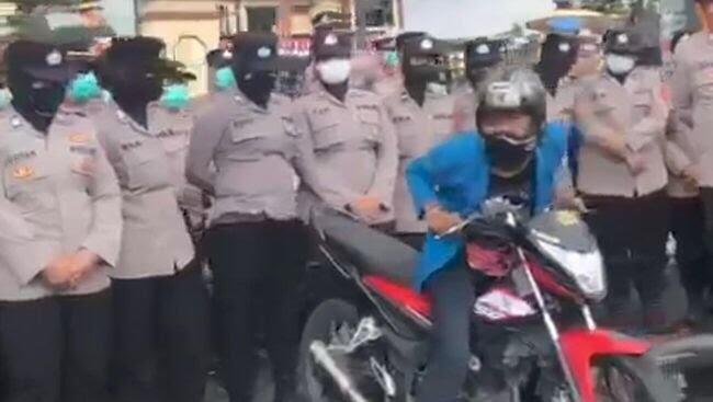 Tabahnya Polwan Saat Diasapi Knalpot Demonstran di Tasikmalaya