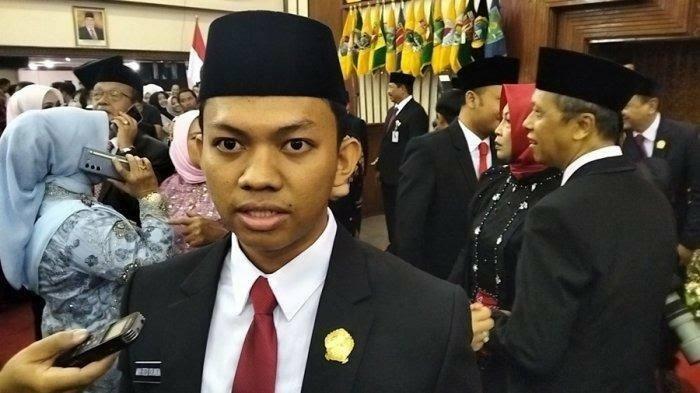 Jadi Anggota DPRD Termuda Tapi Sering Bolos Kuliah dan Nyusahin Temen Sekelompok!