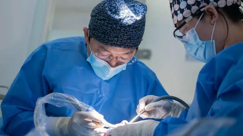 Parah! Dokter Palsu Operasi Dengan Tutorial YouTube, Kabur Setelah Pasien Meninggal!