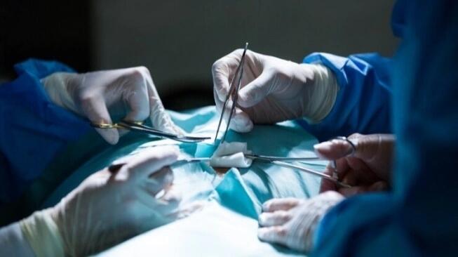 Parah! Dokter Palsu Operasi Dengan Tutorial YouTube, Kabur Setelah Pasien Meninggal!