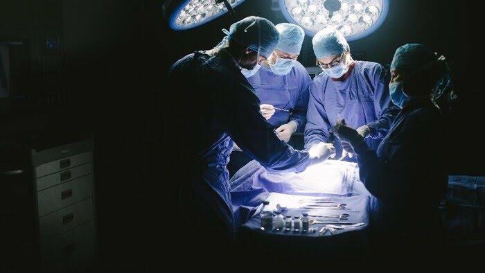 Parah! Dokter Palsu Operasi Dengan Tutorial YouTube, Kabur Setelah Pasien Meninggal!