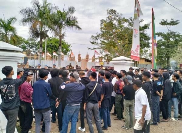 Heboh! Camat G dan Bidan FR Diduga Mesum dalam Mobil Parkiran Rumah Sakit di Karawang
