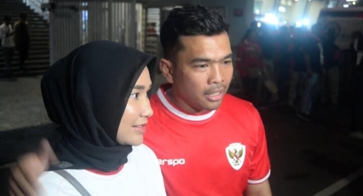 Putra Siregar Dan Istri Berharap Timnas Indonesia Maju Ke Piala Dunia