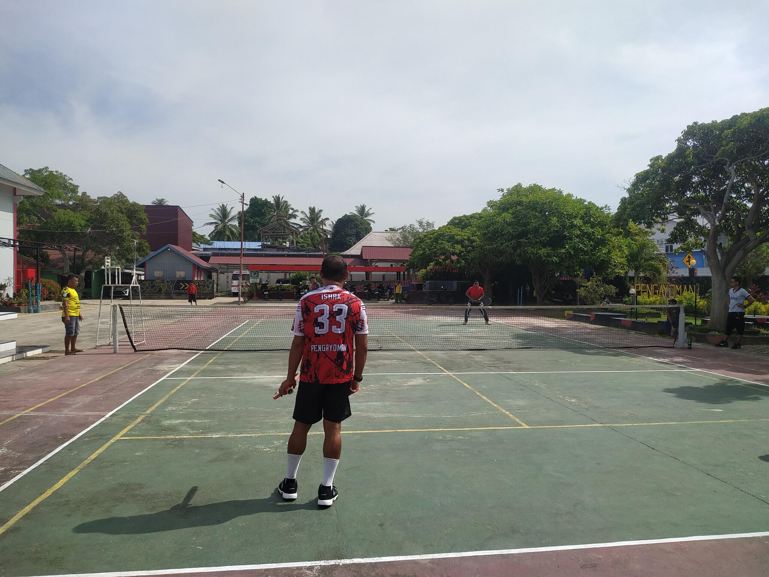 Jaga Kebugaran, Kalapas Tolitoli ajak Jajaran Bermain Tennis
