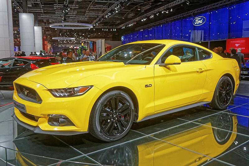 Pengemudi Diduga Mabuk, Ford Mustang Tabrak Rumah Warga