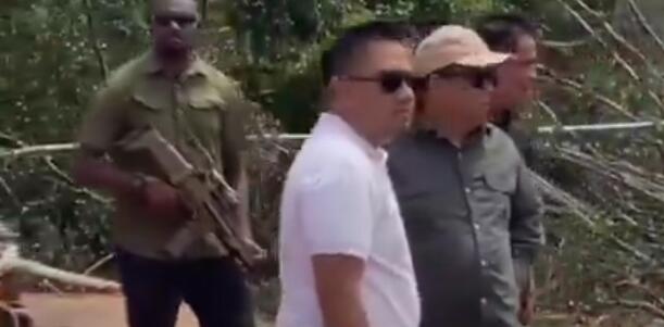 Viral Sosok Haji Isam Dikawal oleh WNA dengan Senjata Laras Panjang