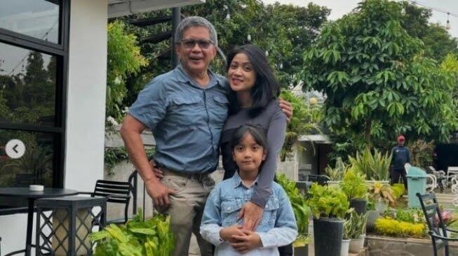 Salsabila Syaira Pamer Foto Saling Rangkul dengan Rocky Gerung, Banjir Dukungan