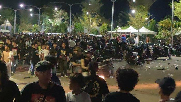 SDM Rendah! Ribuan Penonton Tak Bertiket Bikin Ricuh di Konser SID Hingga Dihentikan!