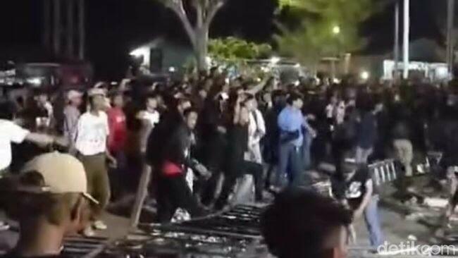 SDM Rendah! Ribuan Penonton Tak Bertiket Bikin Ricuh di Konser SID Hingga Dihentikan!