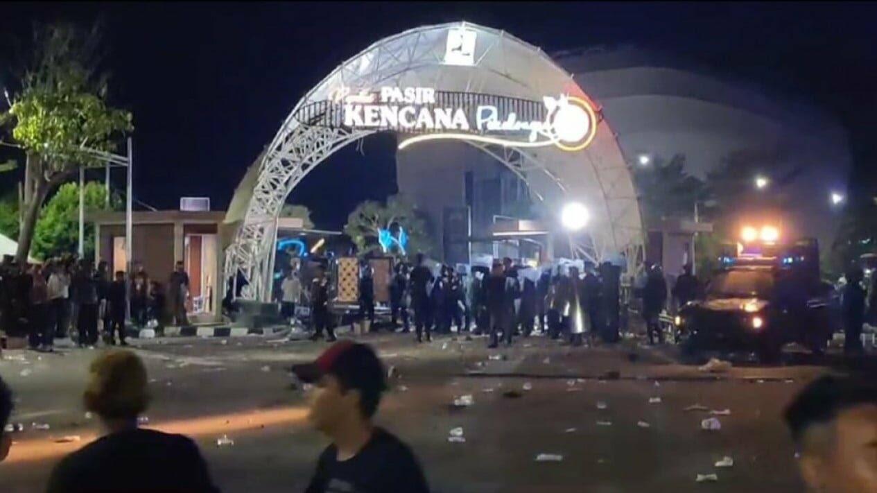 SDM Rendah! Ribuan Penonton Tak Bertiket Bikin Ricuh di Konser SID Hingga Dihentikan!