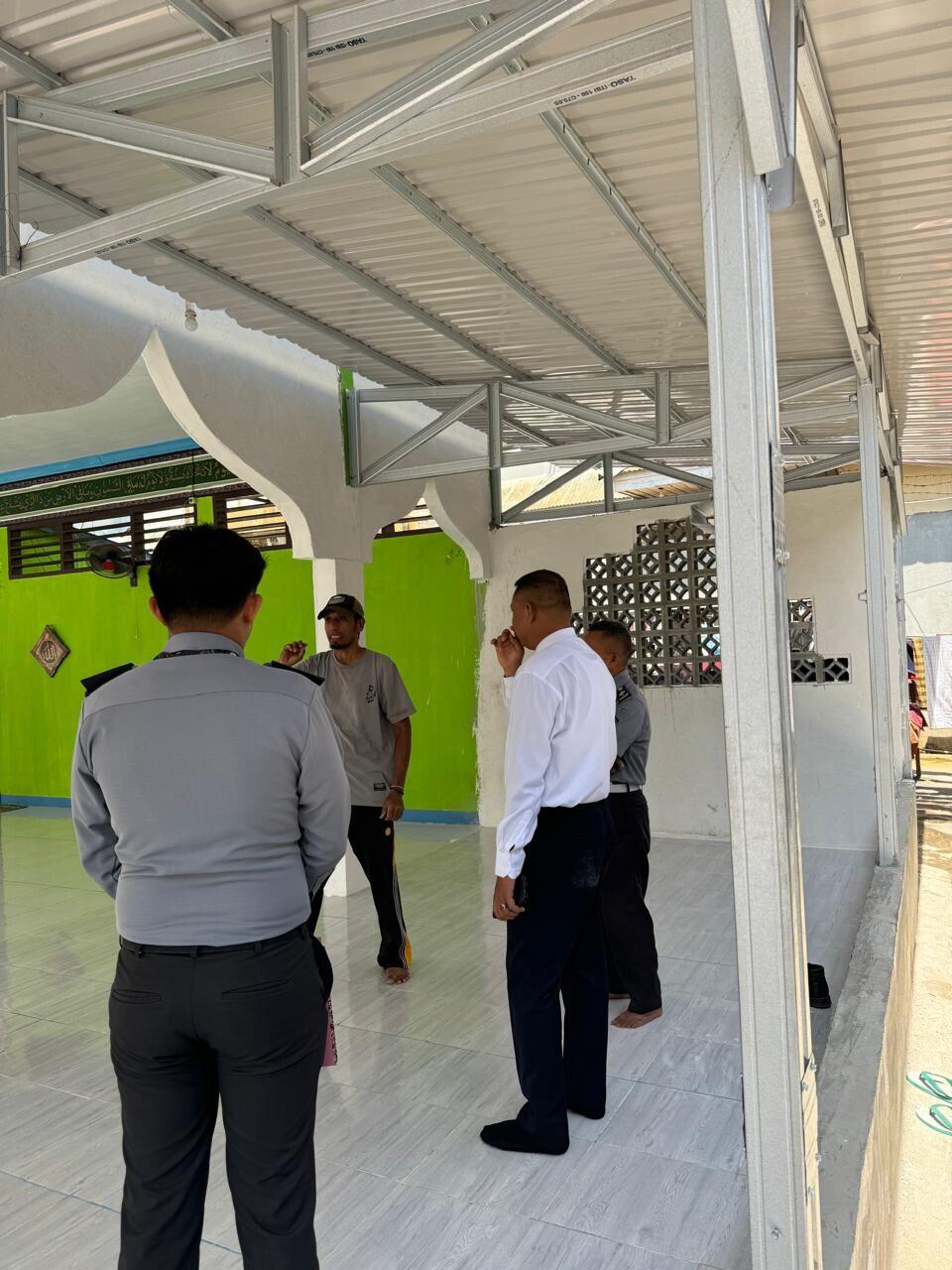 Kalapas Tolitoli Tinjau Renovasi Perluasan Masjid Lapas yang Hampir Rampung