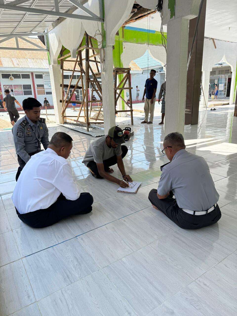 Kalapas Tolitoli Tinjau Renovasi Perluasan Masjid Lapas yang Hampir Rampung