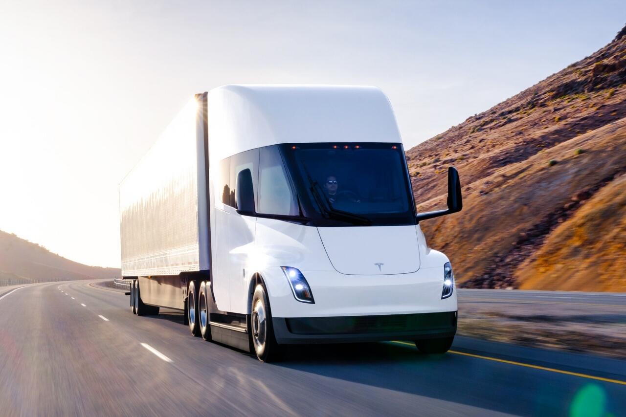 Truk Listrik Tesla Terbakar, Butuh 190 Ribu Liter Air Untuk Padamkan Api