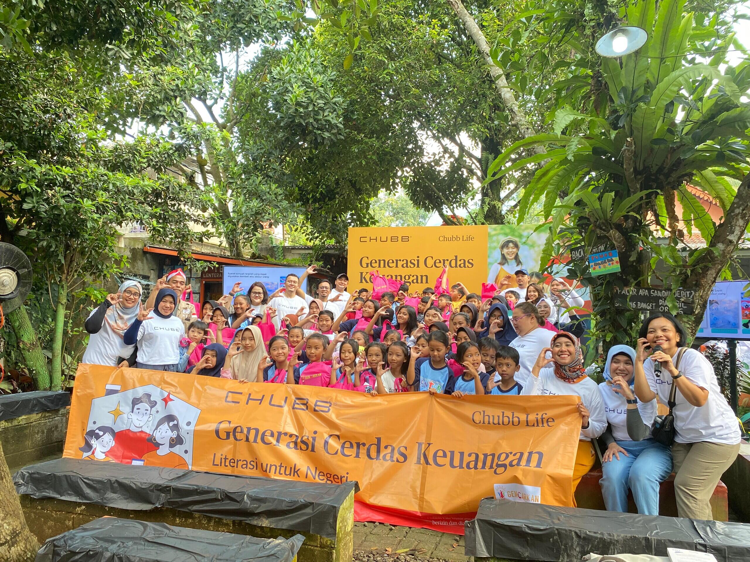 Chubb Life Indonesia GENCARKAN Anak SD dan Kaum Ibu Taman Bacaan di Bogor