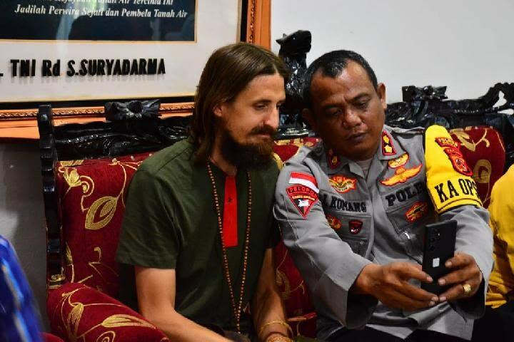 Selamat! Pilot Selandia Baru Berhasil Dibebaskan, Ini Tampangnya sekarang Gansist!