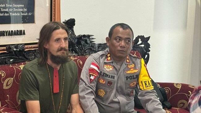 Selamat! Pilot Selandia Baru Berhasil Dibebaskan, Ini Tampangnya sekarang Gansist!