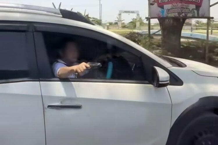 Kesal Terjebak Macet di Pantura Demak, Seorang Pengemudi Tembaki Ban Mobil Pajero
