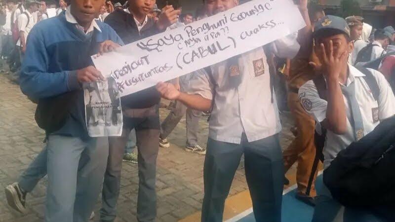Ratusan Siswa Geruduk Sekolah gegara Guru Cabul dapat Penghargaan, Dinonaktifkan Deh!