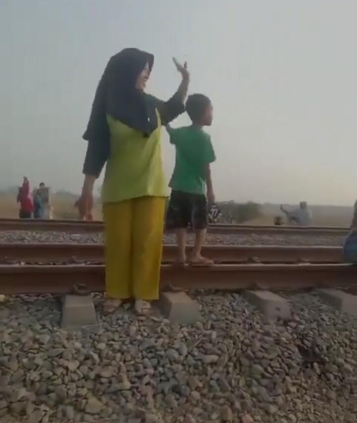 4 Orang Tewas Tertabrak KA di Karawang, 1 Jasad Terseret hingga Subang