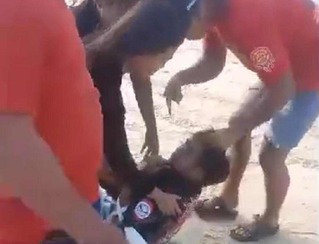 Sedang Foto-foto di Pantai Semilir, Pemuda Ini Tiba-tiba Dikeroyok Ormas!
