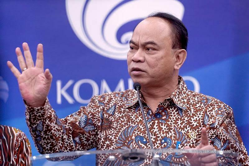 Mengapa Menkominfo Terlalu Bela Anak-anak Jokowi?