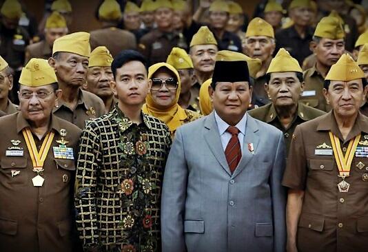 Mengapa Menkominfo Terlalu Bela Anak-anak Jokowi?