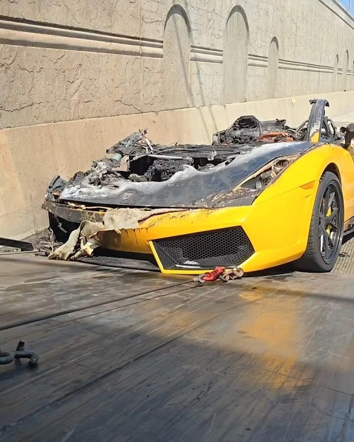 Lamborghini Gallardo Terbakar, Yang Tersisa Hanya Bumper Depan Sebelah Kiri