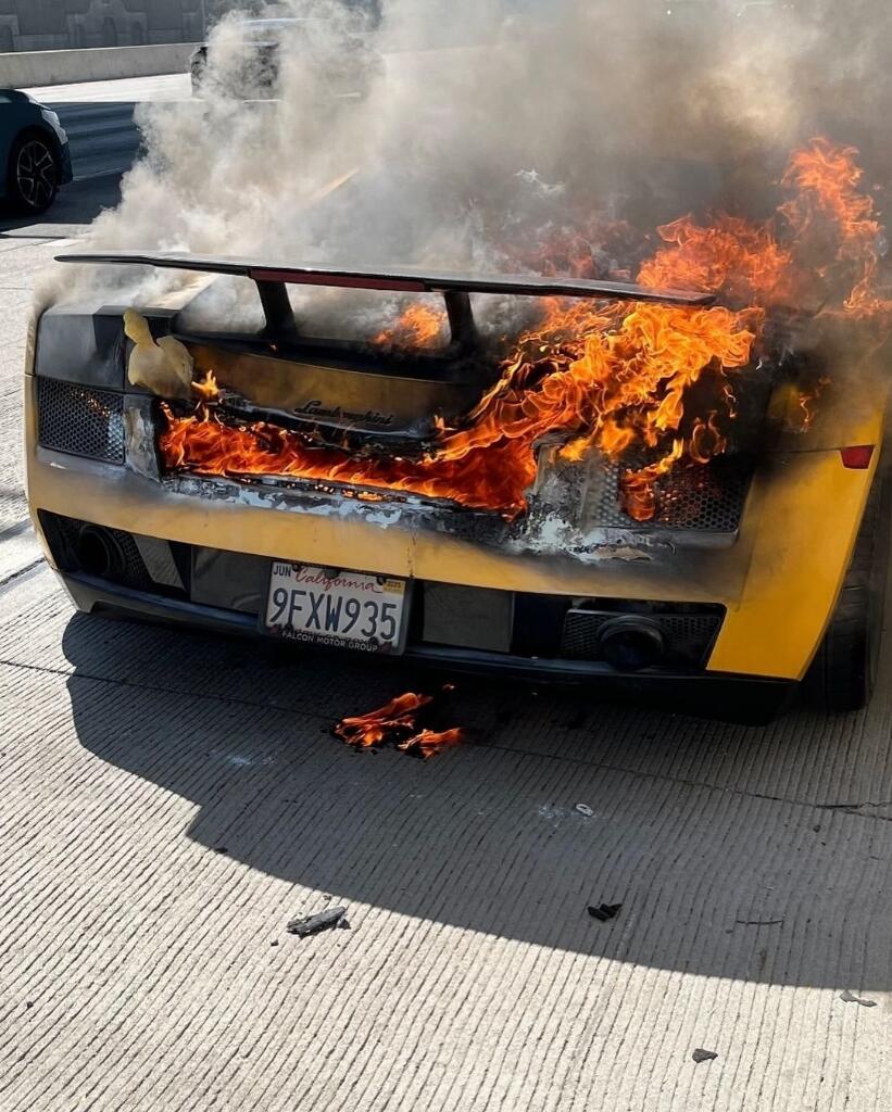 Lamborghini Gallardo Terbakar, Yang Tersisa Hanya Bumper Depan Sebelah Kiri