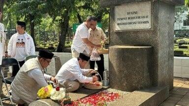 Kampanye Perdana, Ridwan Kamil-Suswono Ziarah ke Makam Tokoh