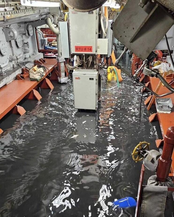 Bocor, Bocor! Alami Kebocoran, Kapal Tanker Minyak US Navy Kandas di Teluk Oman