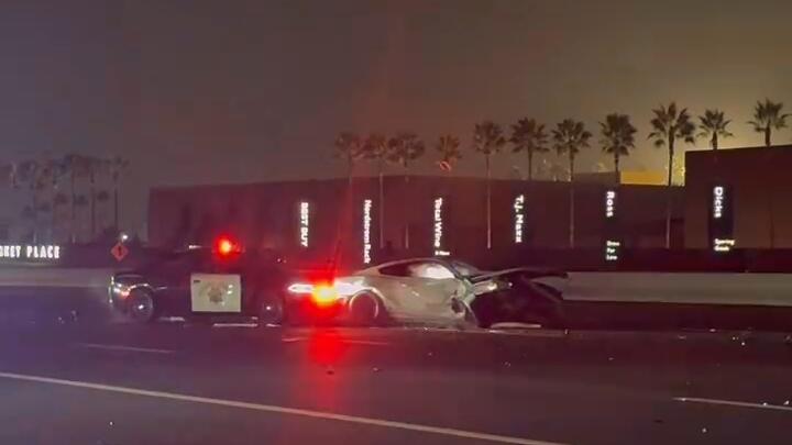 Malam yang Gila! Ford Mustang Seruduk SUV dan Menyebabkan Tabrakan Beruntun