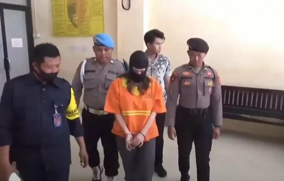 Polisi Tangkap Ibu Muda di Balikpapan Promosi Judi Online dan Live Streaming Bugil!