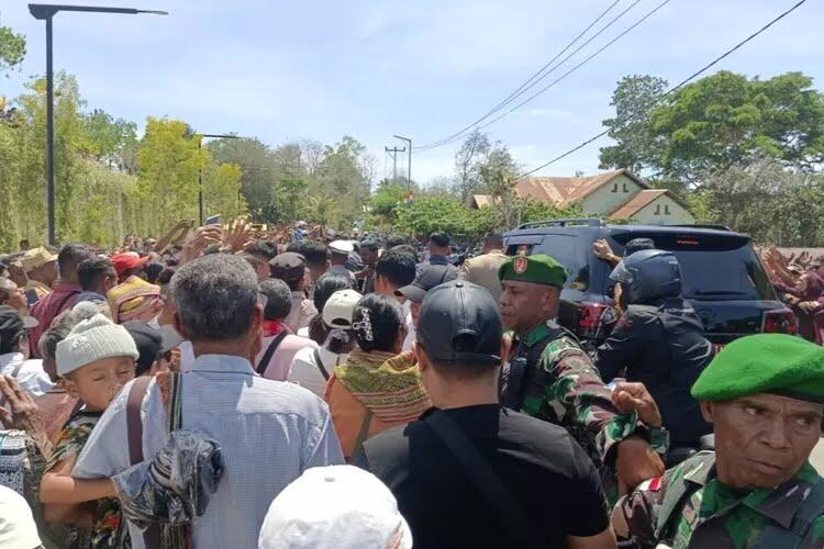 Warga Tumpah Ruah di Jalan Sambut Kedatangan Jokowi di Kabupaten TTU