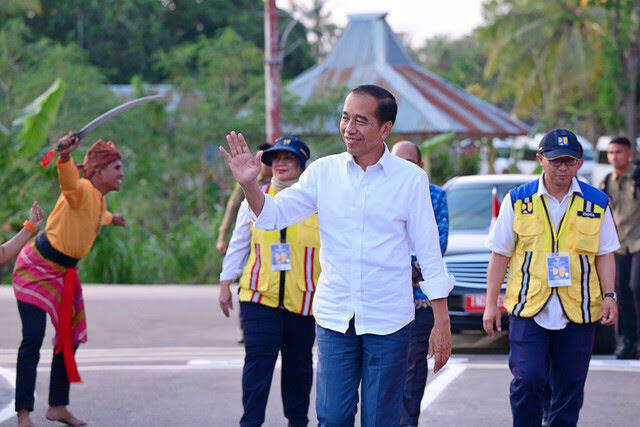 Warga Tumpah Ruah di Jalan Sambut Kedatangan Jokowi di Kabupaten TTU