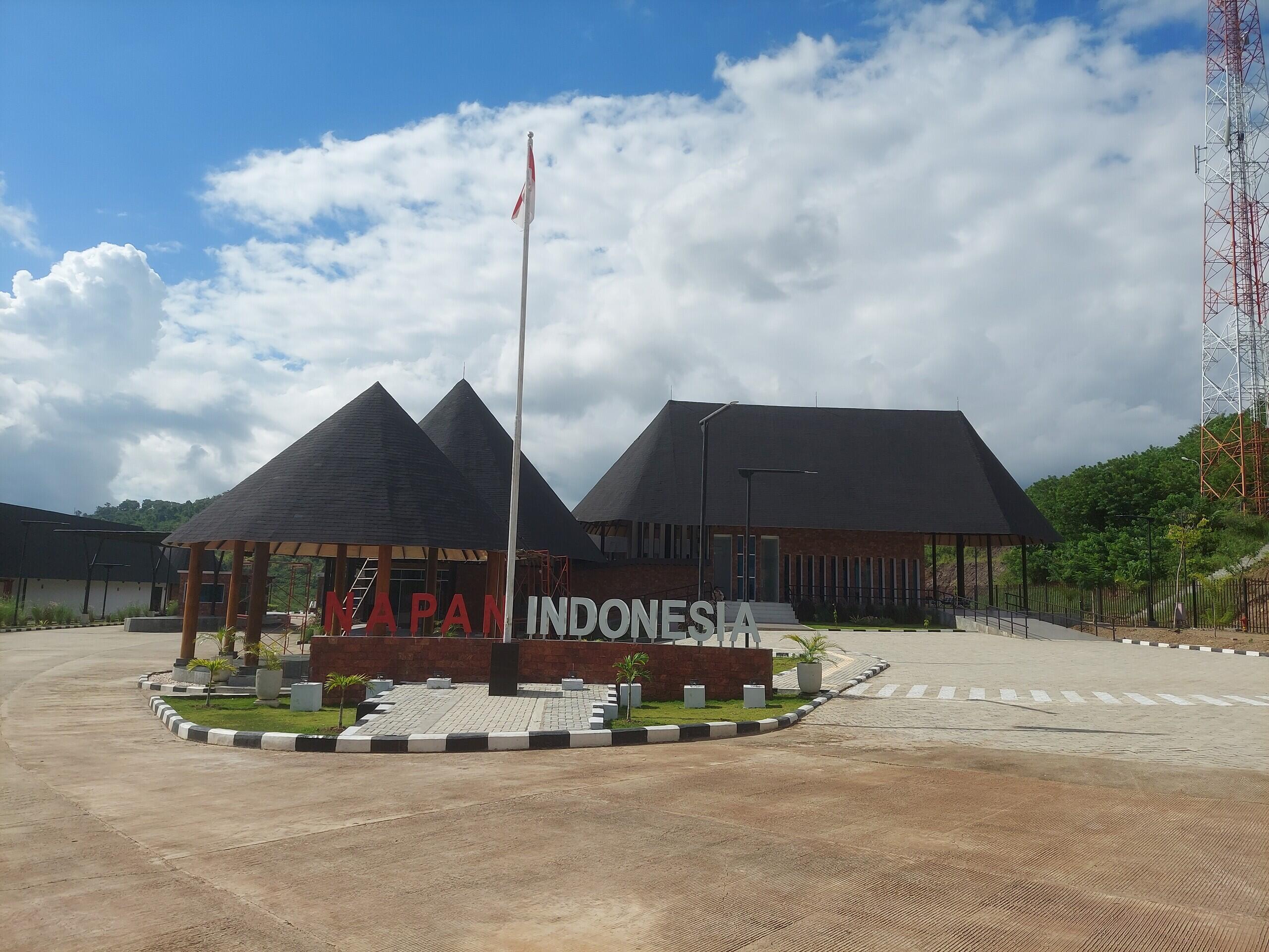 Warga Tumpah Ruah di Jalan Sambut Kedatangan Jokowi di Kabupaten TTU