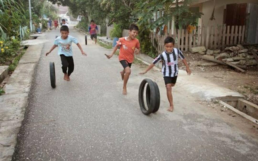 Sorong Ban Bekas Sepeda Motor, Permainan Tradisional Anak 90-an