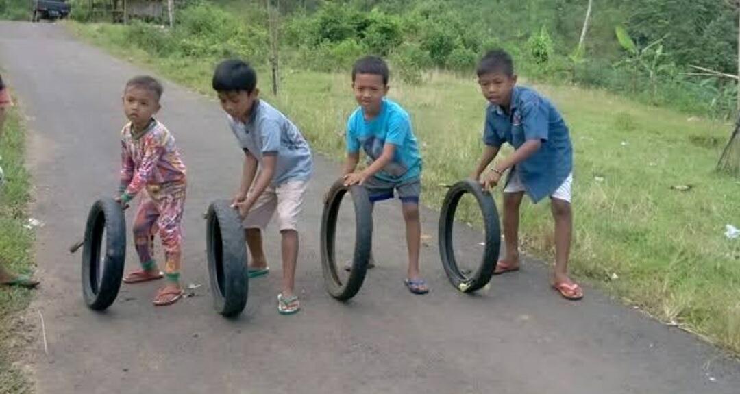 Sorong Ban Bekas Sepeda Motor, Permainan Tradisional Anak 90-an