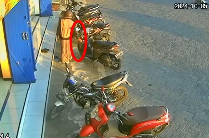 Ibu-ibu Sikat HP di Perumtas 3 Sidoarjo Terekam CCTV