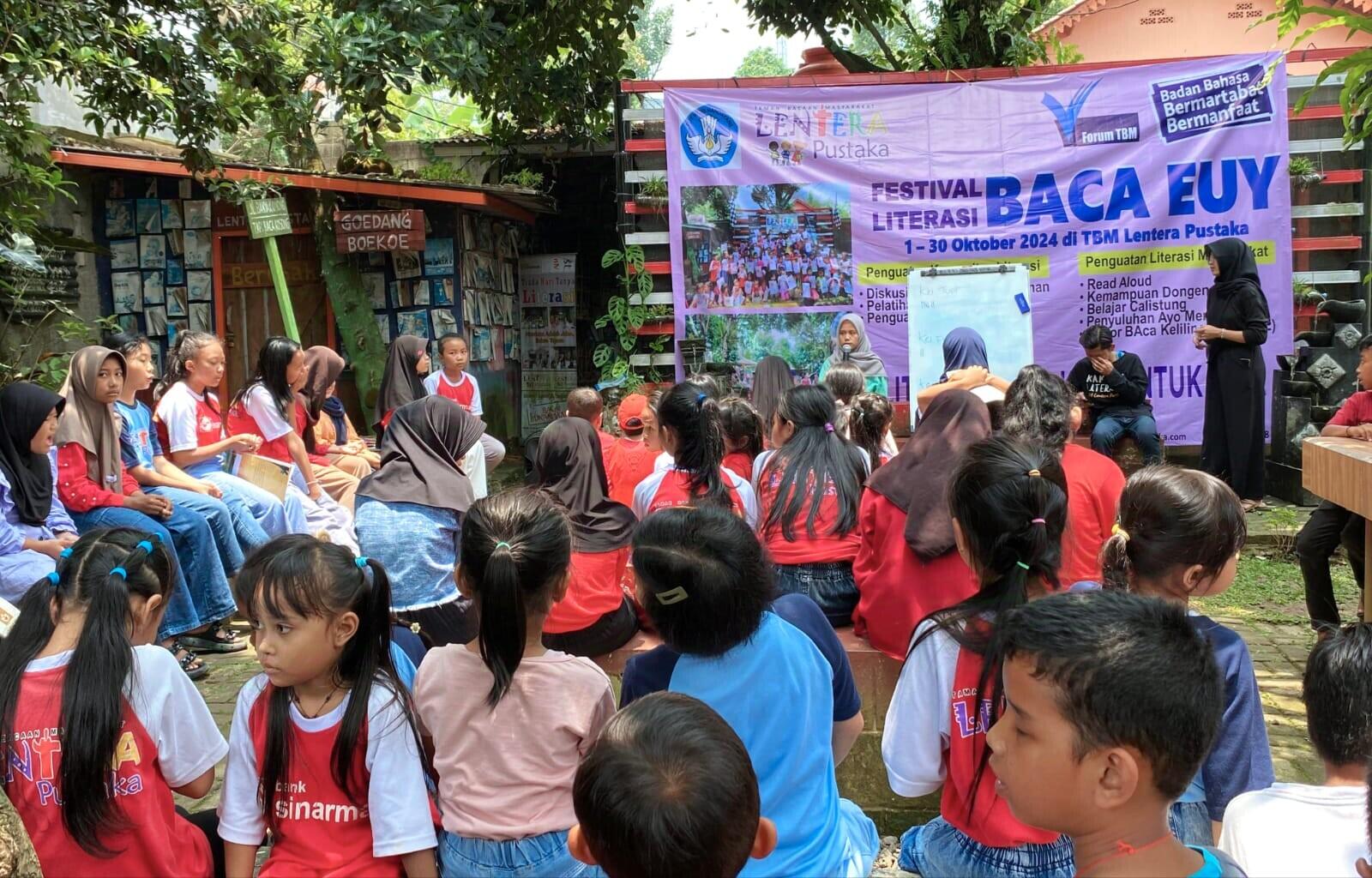 Penuturan Relawan Taman Bacaan, Silakan Kuat Asal Jangan Kasar