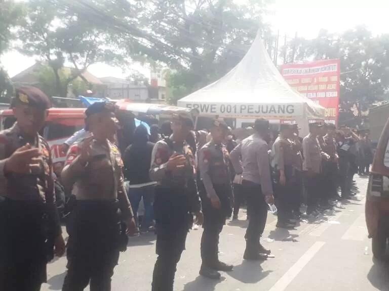 9 Warga Diberhentikan Bekerja, Ratusan Warga RW 01 Pejuang Lakukan Aksi