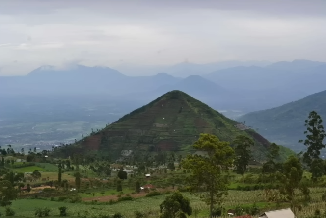 Misteri Gunung Padang: Piramida Tertua di Dunia?
