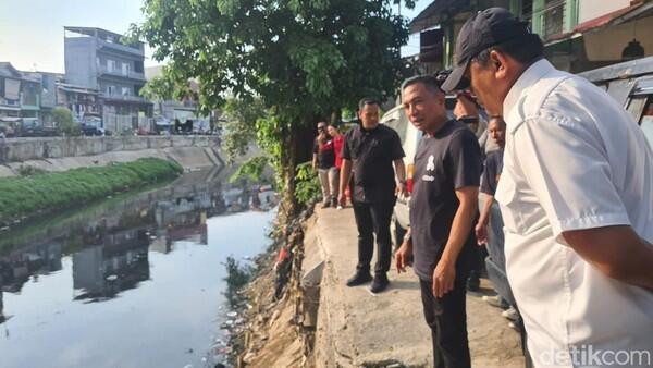Dharma Usung Konsep 'Limbah Beradab' Bersihkan Sampah di Kali Jakarta