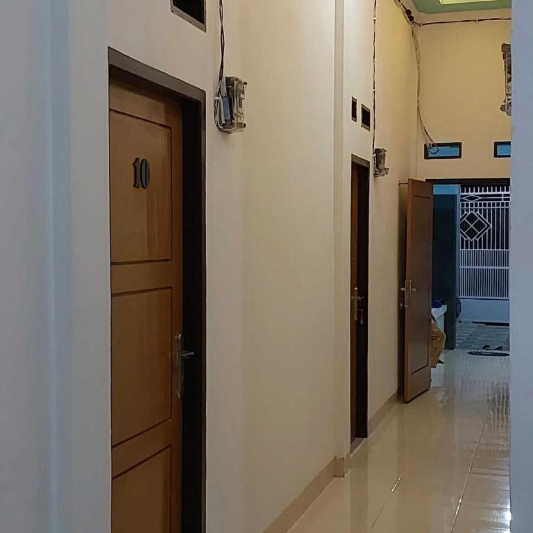 Kosan didatengin orang yang ngaku gw pesan MiChat. What should I do? (Gw gak pesen)